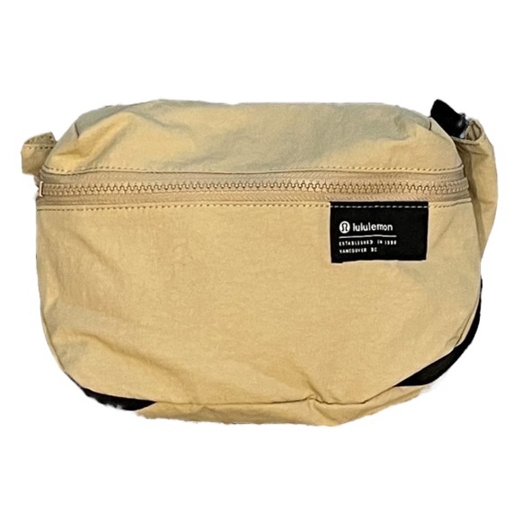 ❤️ Lululemon Clean Lines Belt Bag in Trench NWT - Picture 2 of 3